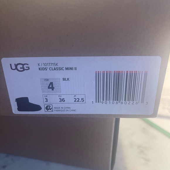 NIB KIDS UGG Classic Mini II Boot (Black) SZ 4 ***JUST IN TIME FOR THE HOLIDAYS! - Picture 4 of 5